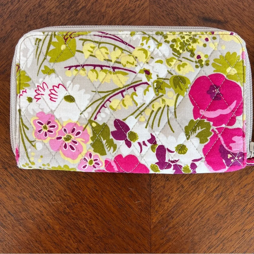 LIKE NEW Vera Bradley Make Me Blush Opera Wallet - Picture 4 of 9